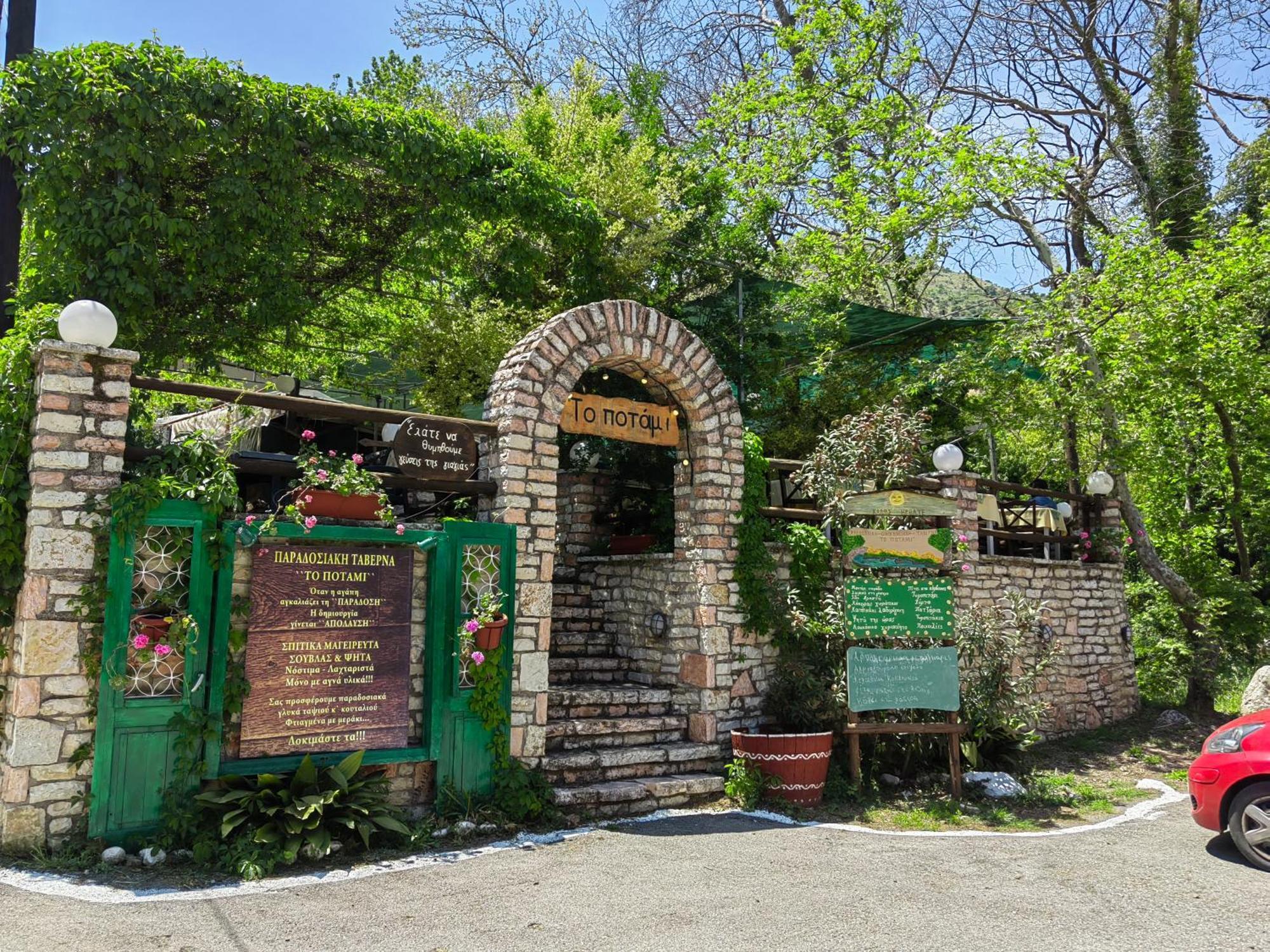 カラブリタ Plataniotissa Mansionヴィラ エクステリア 写真